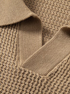 Polo de punto beige: detalle del cuello y costura en el hombro