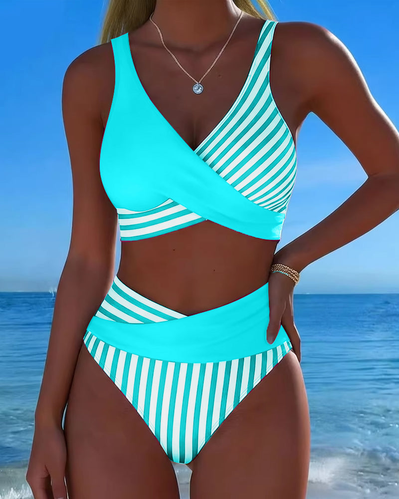 Bikini cruzado de rayas verde agua y blancas, con top cruzado y braguita de tiro alto