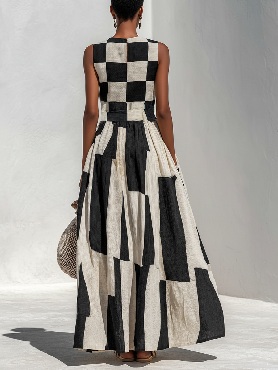 Vestido maxi sin mangas con estampado de cuadros negro y blanco; vista trasera