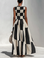Vestido maxi sin mangas con estampado de cuadros negro y blanco; vista trasera