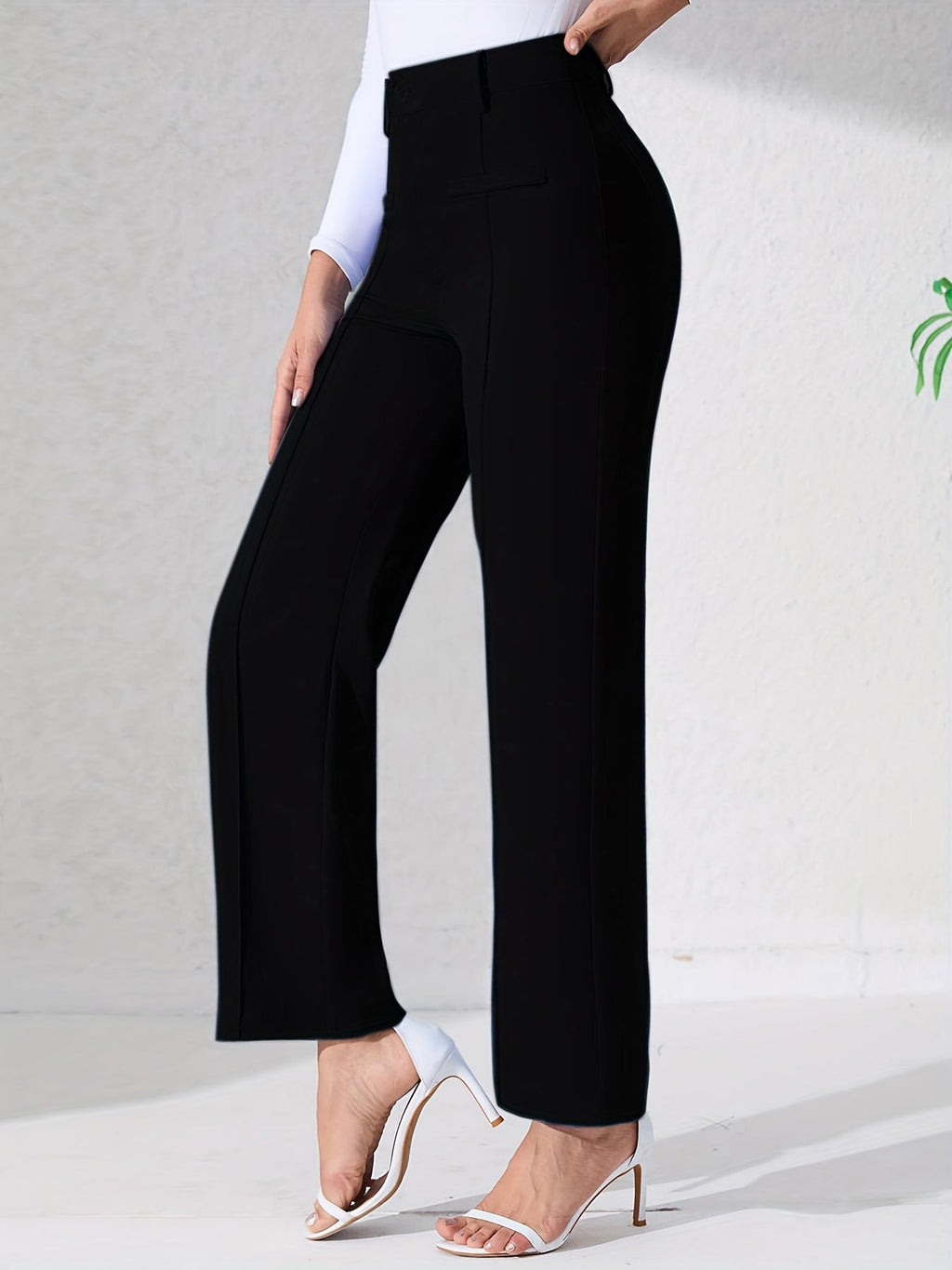 Pantalón de talle alto negro con bolsillos y costuras frontales, pierna recta y bota ancha
