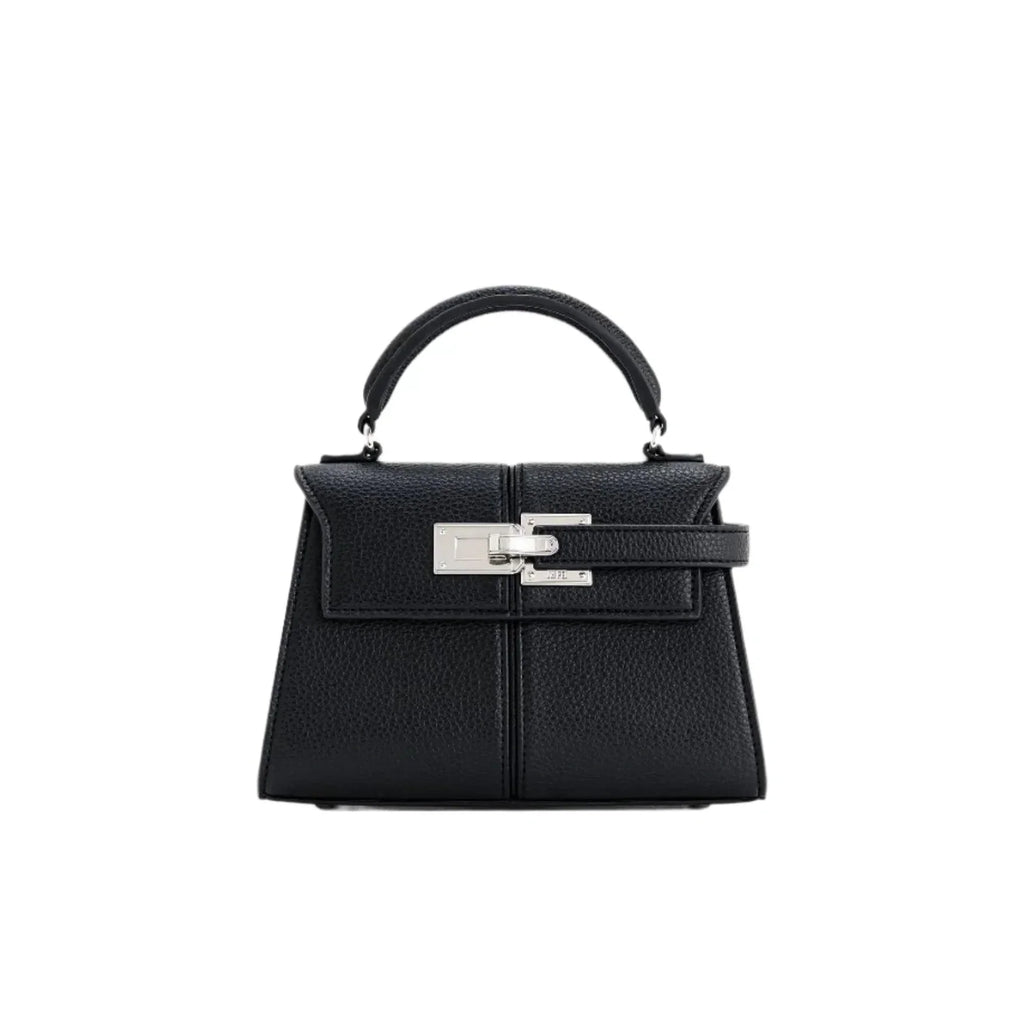 Bolso negro con asa superior, solapa y cierre metálico rectangular, vista frontal