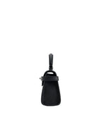 Bolso negro pequeño con asa corta y solapa, vista lateral