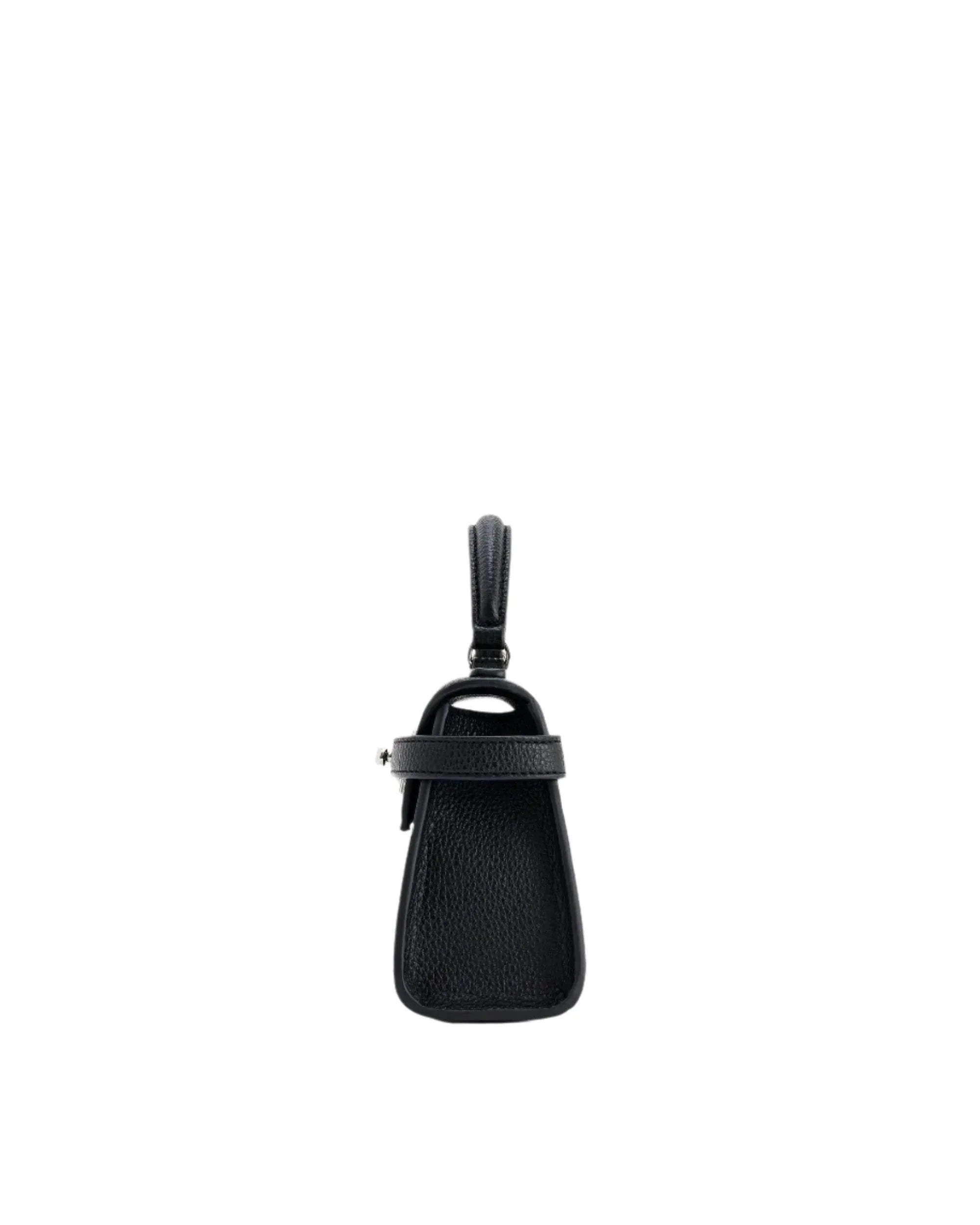 Bolso negro pequeño con asa corta y solapa, vista lateral