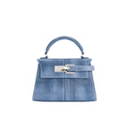 Bolso azul con asa superior y cierre metálico rectangular, vista frontal