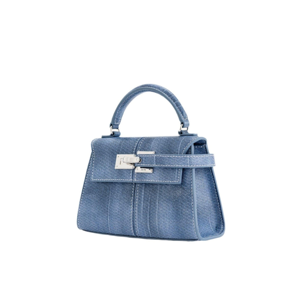Bolso azul con asa superior, solapa y cierre metálico, compartimento central