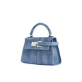 Bolso azul con asa superior, solapa y cierre metálico, compartimento central
