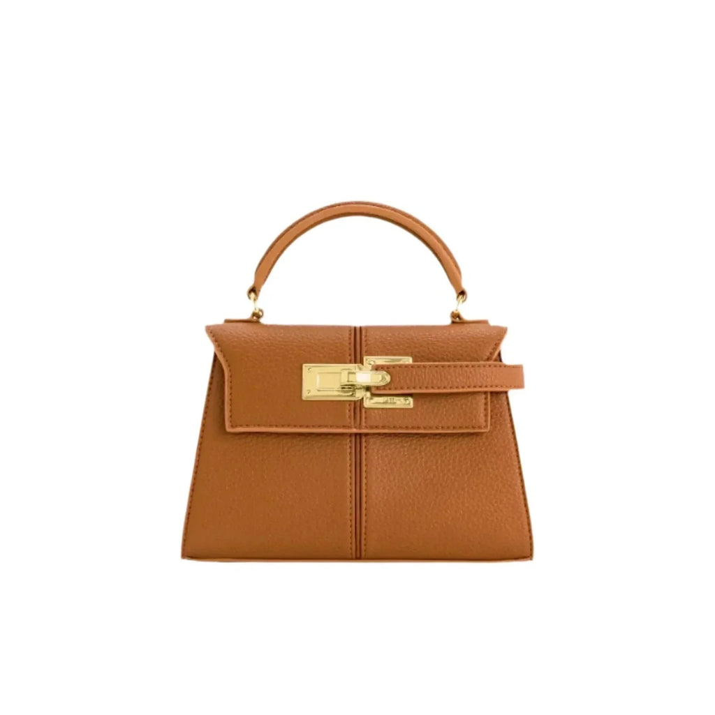 Bolso marrón con asa superior, solapa y cierre metálico rectangular, vista frontal