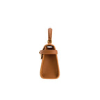 Bolso marrón pequeño con asa corta y solapa, vista lateral inferior