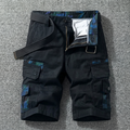 Pantalón corto cargo negro con bolsillos laterales y parches camuflaje azules.