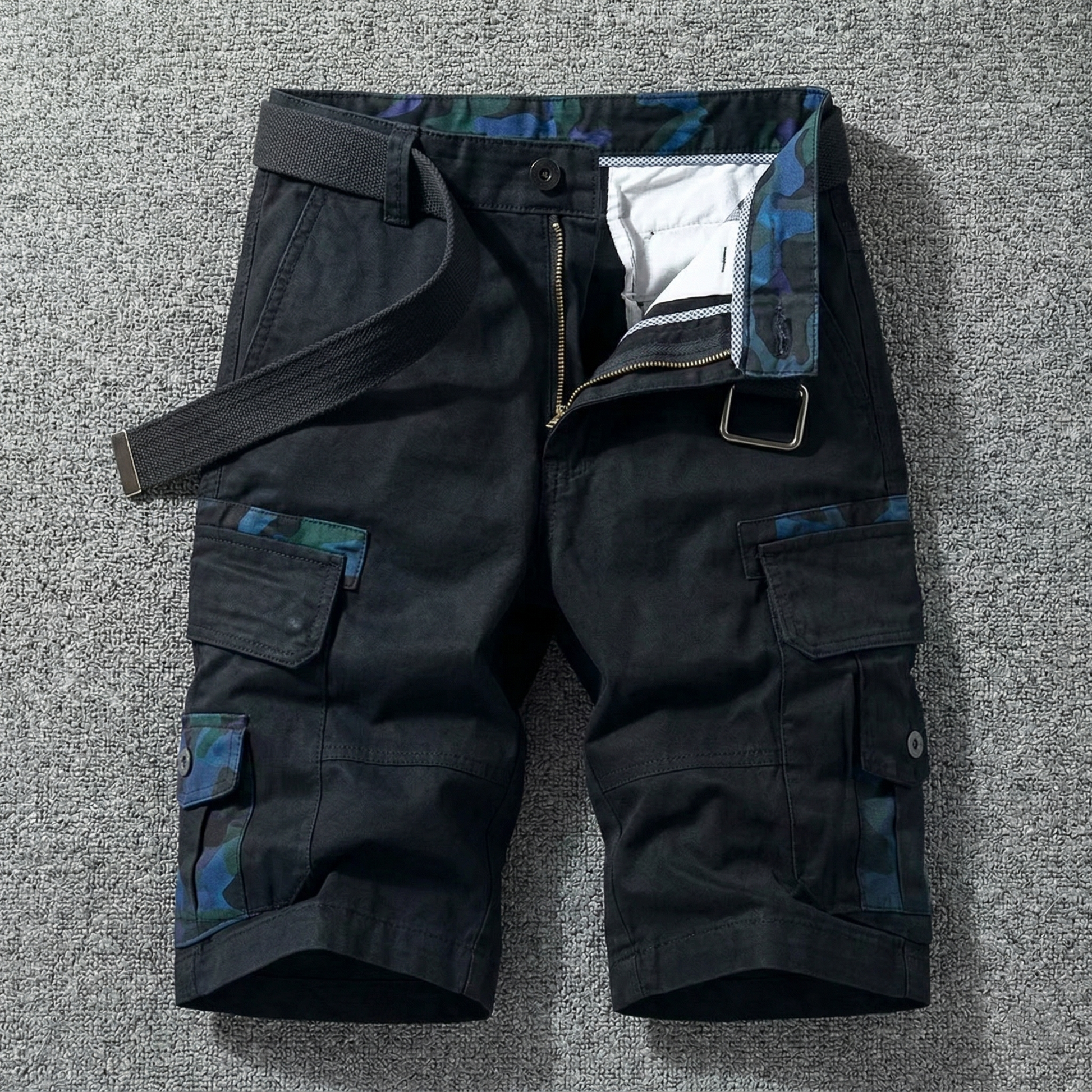Pantalón corto cargo negro con bolsillos laterales y parches camuflaje azules.