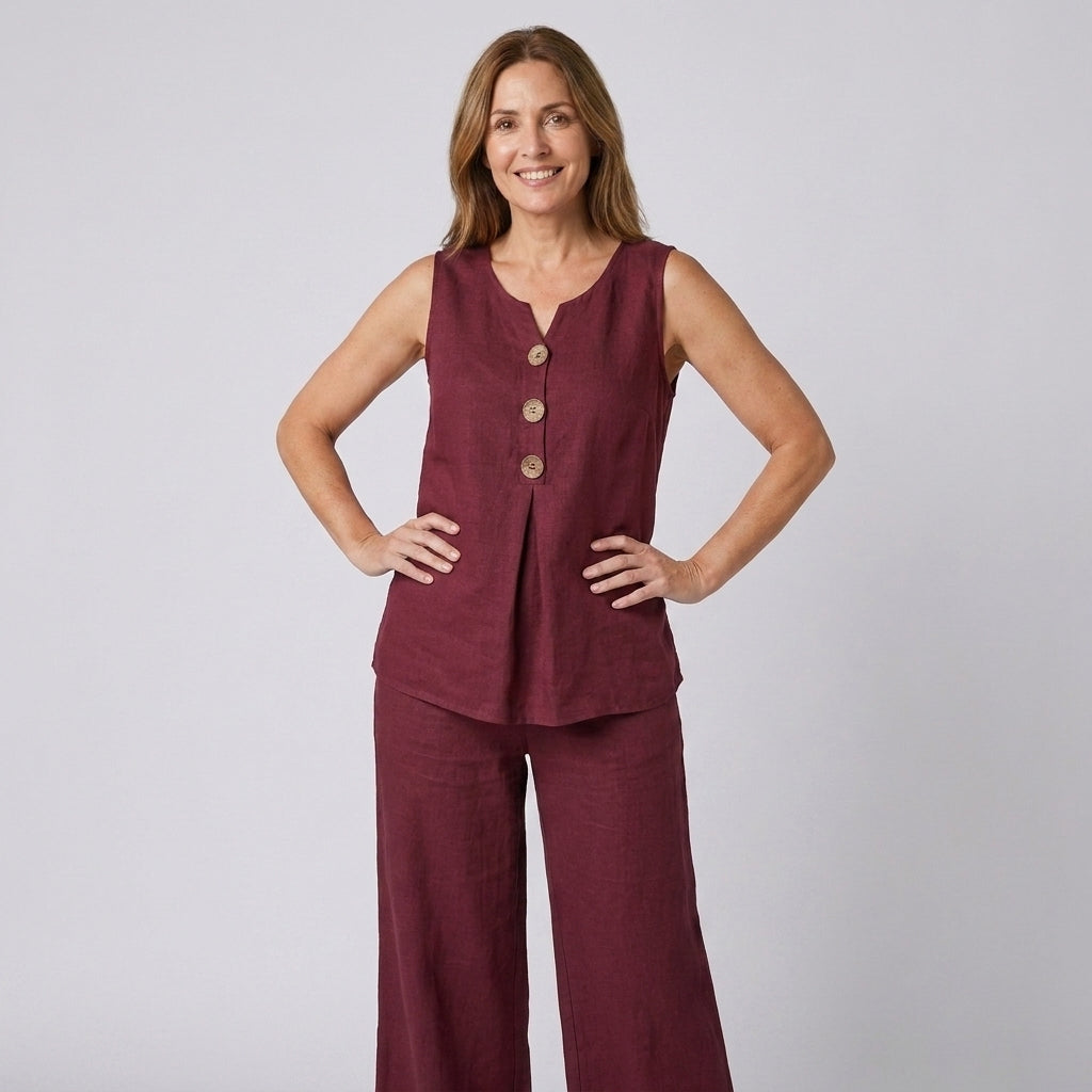 Conjunto fluido con top sin mangas y pantalón ancho, color granate, botones al frente.