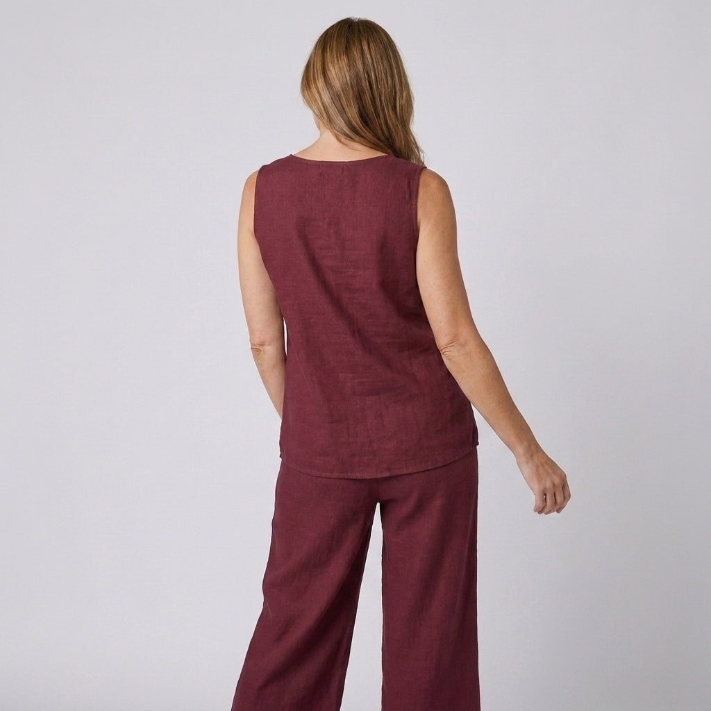 Conjunto fluido granate visto por detrás: top sin mangas y pantalón ancho.