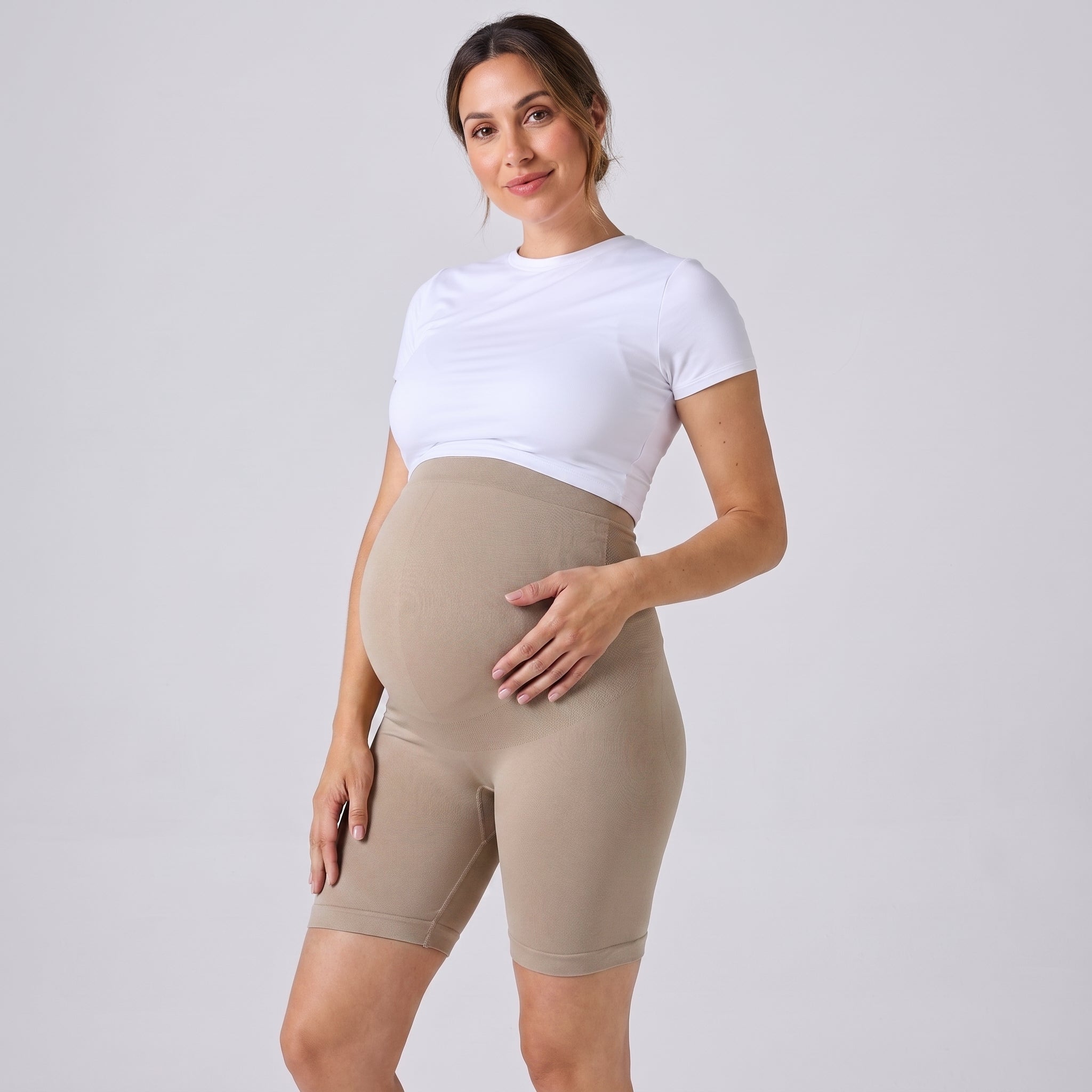 Leggings premamá de pierna corta beige, cintura ancha