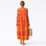 Vestido midi sin mangas estampado naranja y rosa, vista trasera con espalda descubierta