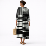 Vestido midi blanco y negro con estampado gráfico, vista trasera con escote