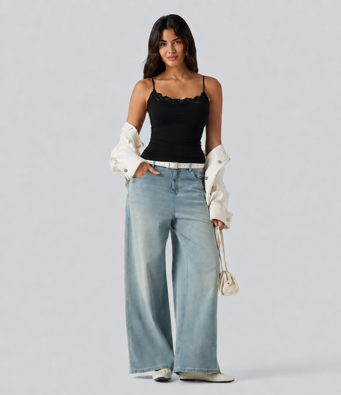 Top de encaje Valeria negro con tirantes finos y borde de encaje, con jeans