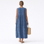 Vestido midi azul sin mangas con costuras y vuelo, vista trasera