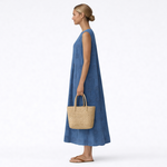 Vestido midi azul sin mangas con patrón calado, vista lateral