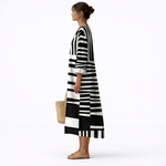 Vestido midi de rayas gráficas blanco y negro, escote V y manga 3/4, lateral