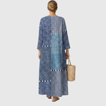 Vestido patchwork azul y blanco, vista trasera con cuello en V y mangas 3/4