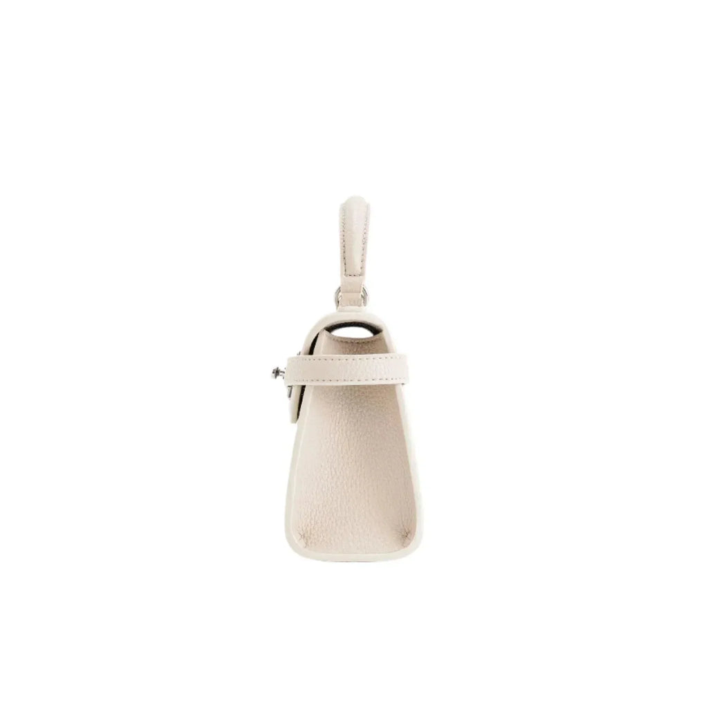 Bolso Ciela Spiral blanco, detalle de asa y correas laterales con cierre