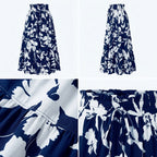 Falda plisada azul marino con flores blancas; detalle de cintura fruncida