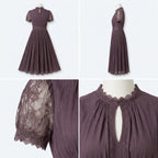Vestido Lumière viola con encaje en el escote, mangas cortas y falda plisada.