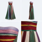 Vestido largo bandeau con rayas verticales multicolor y falda plisada.