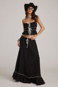 Conjunto negro de top con tirantes y falda larga con ribete ondulado y cordones