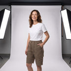 Short cargo marrón con cintura elástica y bolsillos utilitarios, vista frontal.