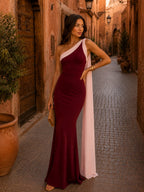Vestido largo bordeaux con panel blanco en un hombro y caída ajustada tipo sirena