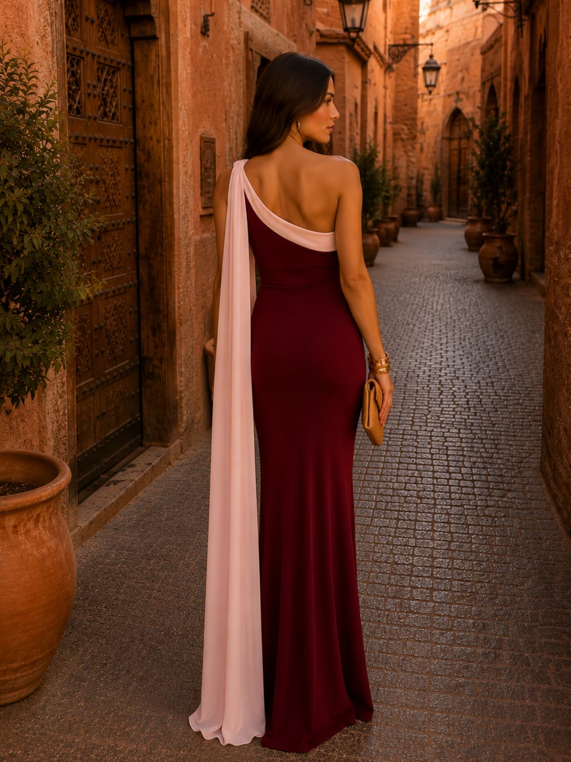 Vestido largo bordeaux con espalda descubierta y gasa blanca drapeada