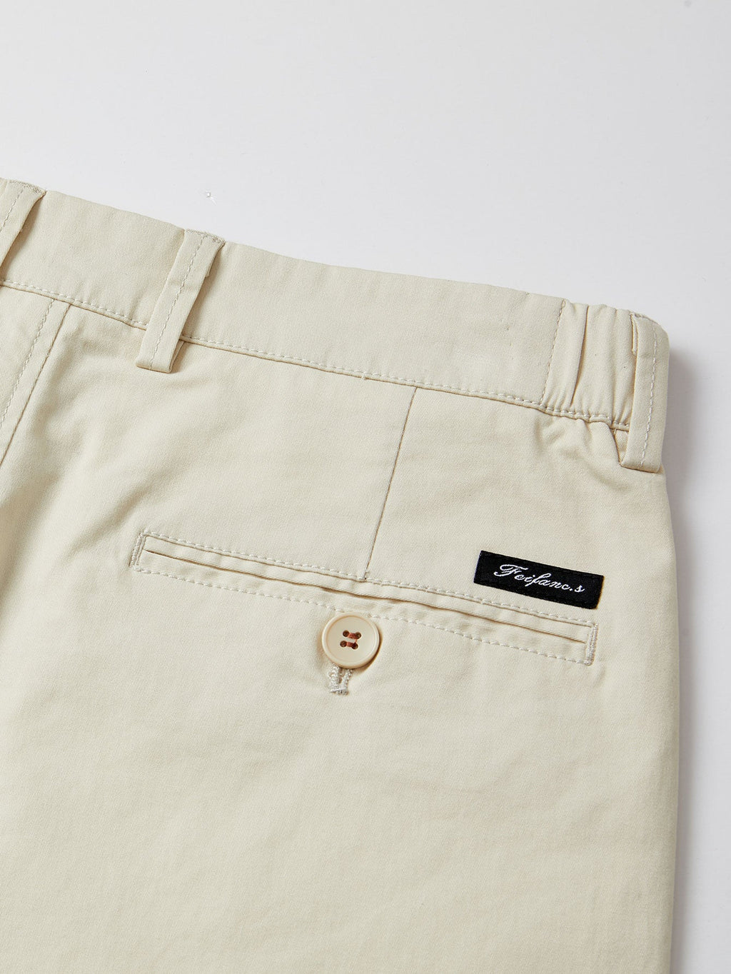 Pantalón corto beige con cinturilla elástica, botón y etiqueta interior