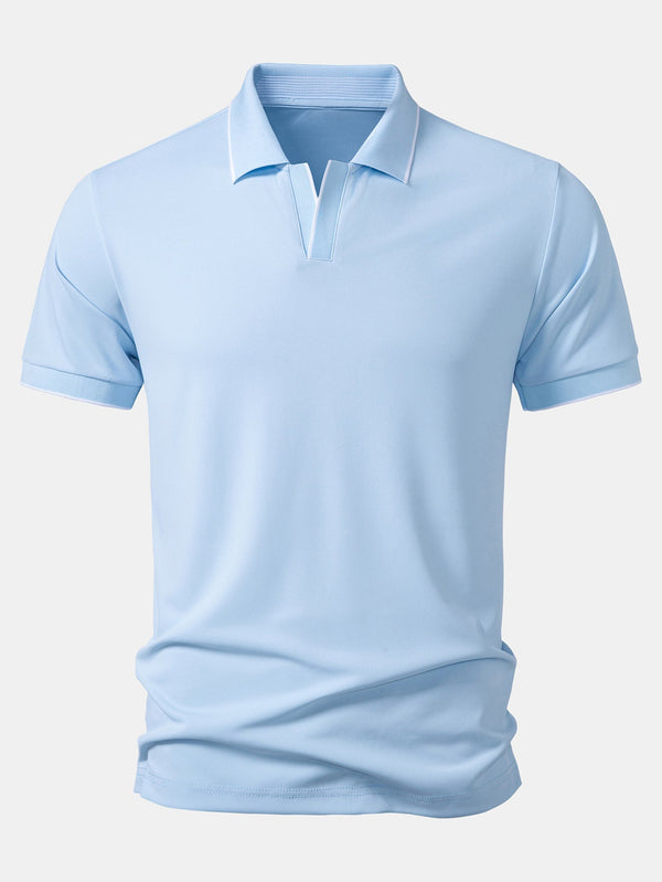 Polo de manga corta celeste, cuello con tapeta y botones al frente.