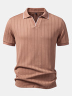 Polo de jacquard geométrico color camel con cuello clásico y cierre tipo media cremallera
