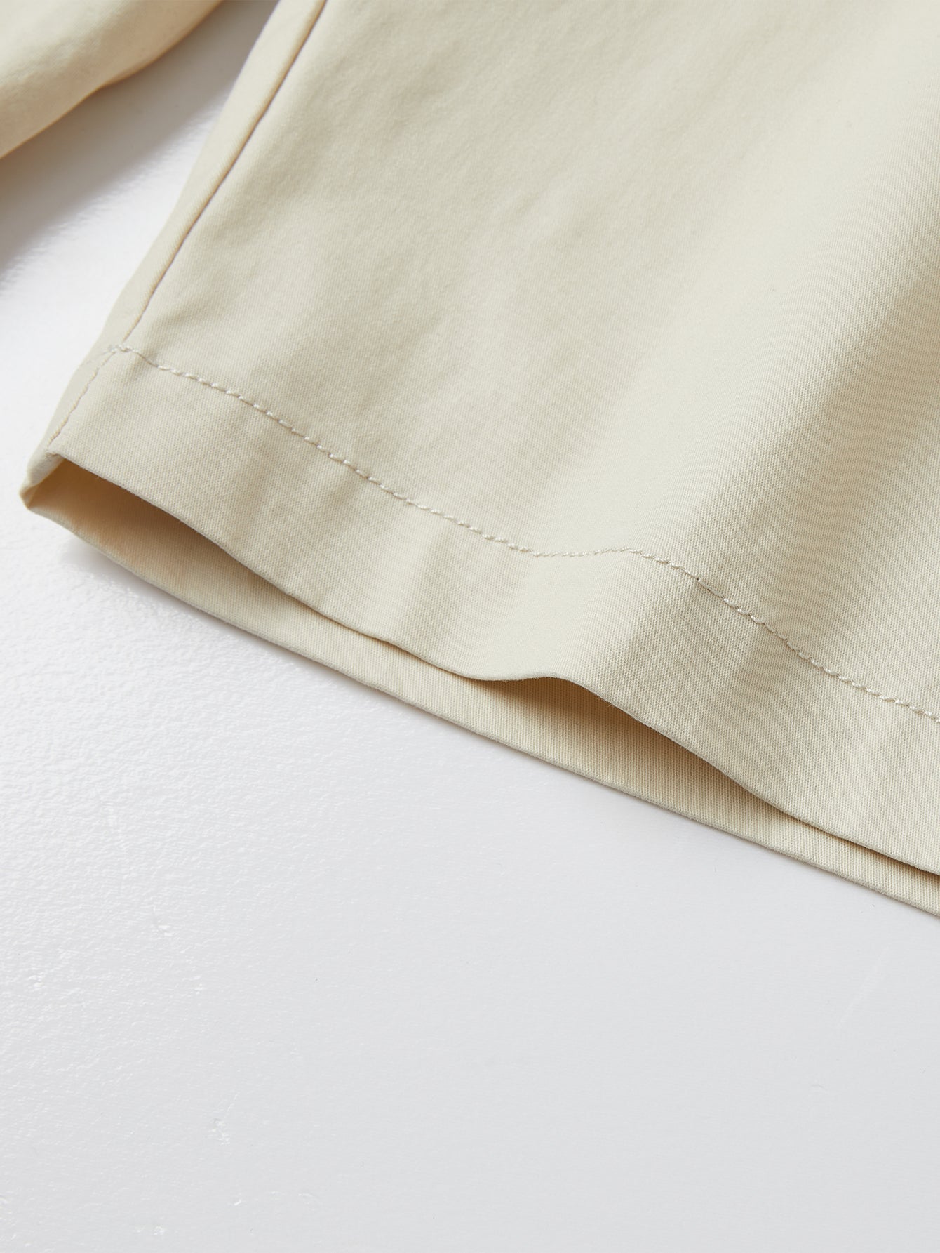 Borde de pantalón corto beige con dobladillo y costura reforzada