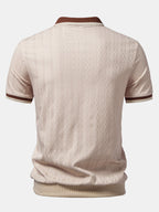 Polo Riviera beige vista trasera, media cremallera oculta, ribetes marrones, patrón.