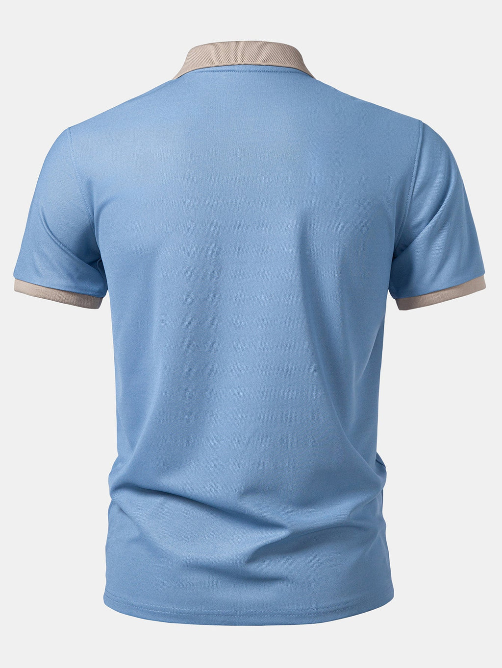 Camiseta polo azul cielo de espalda con cuello y ribete beige