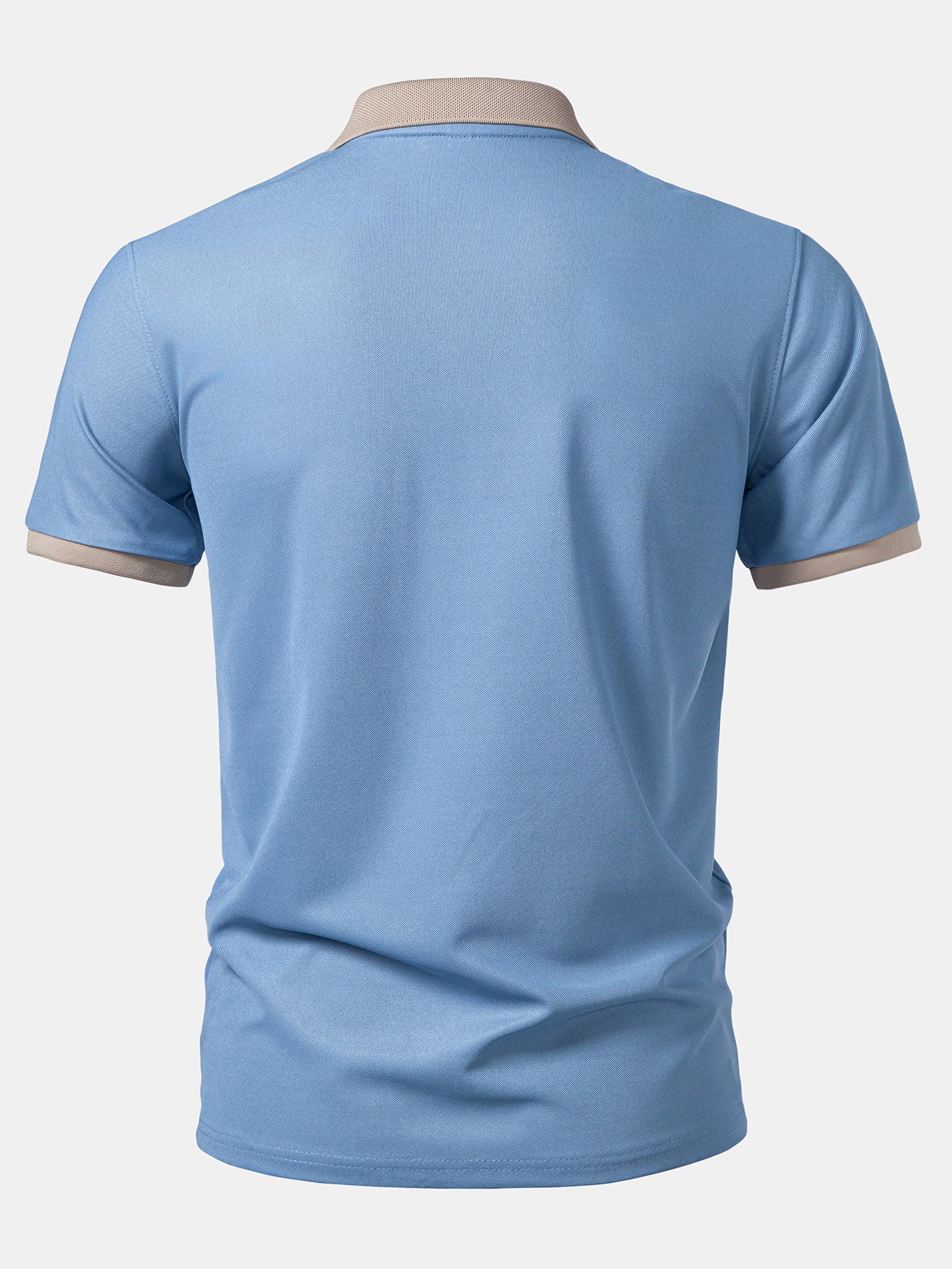 Camiseta polo azul cielo de espalda con cuello y ribete beige