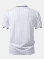 Polo de punto blanco por detrás, manga corta, cuello y textura vertical