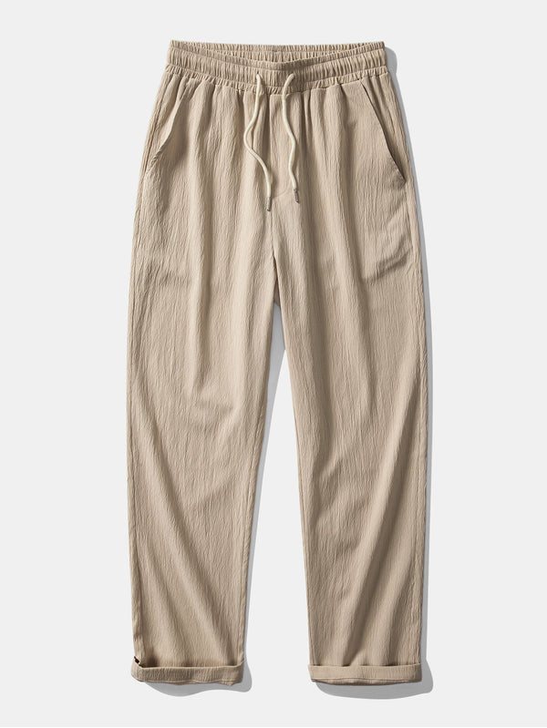 Pantalón recto texturizado color tan, cintura elástica con cordón y bolsillos.