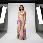 Vestido largo de tirantes con estampado floral lila y rosa, falda amplia con pliegues