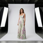Vestido largo de tirantes con estampado floral rosa y verde, falda plisada y ceñida
