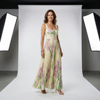 Vestido largo de tirantes con estampado floral rosa y lila sobre base crema, cintura ceñida