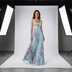 Vestido largo de tirantes con estampado de flores lilas y rosadas, falda evasé
