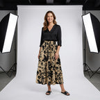 Falda plisada larga con estampado floral beige y negro, cintura elástica y vuelo
