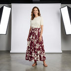 Falda plisada larga granate con estampado floral blanco, cintura elástica y vuelo