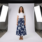 Falda plisada larga azul marino con estampado floral blanco, tiro elástico y vuelo