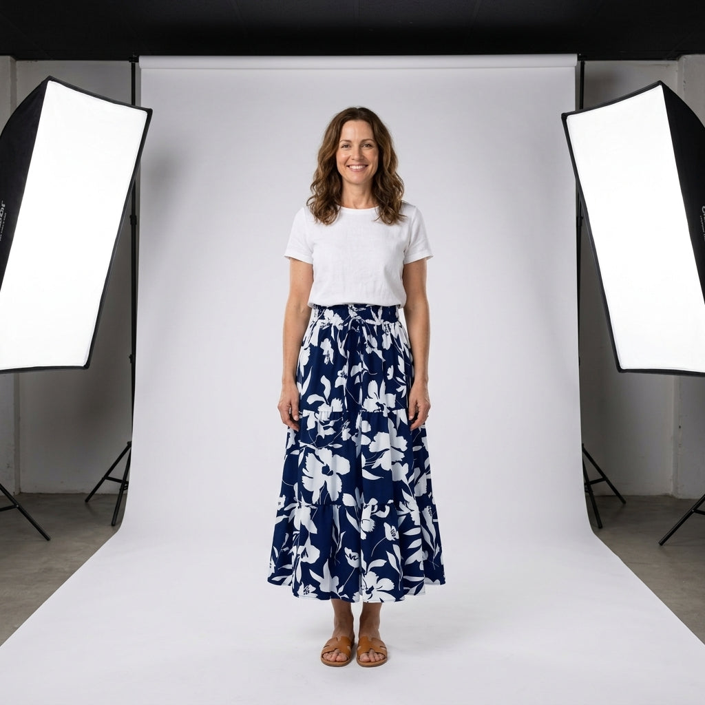 Falda plisada larga azul marino con estampado floral blanco, tiro elástico y vuelo